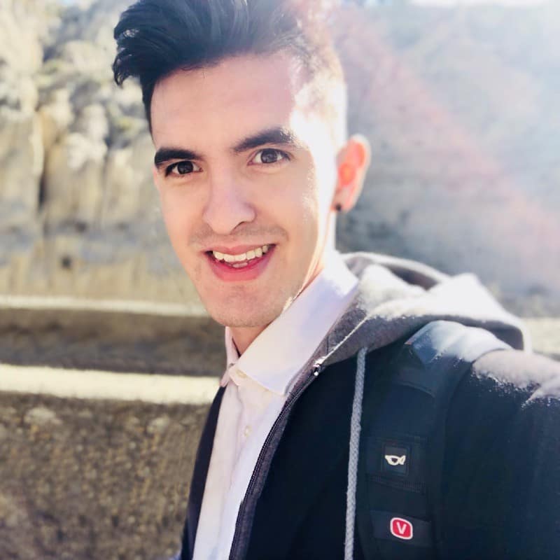 Photo of Juan Cruz Viotti in bright sunlight with lensflares in the upper right corner.